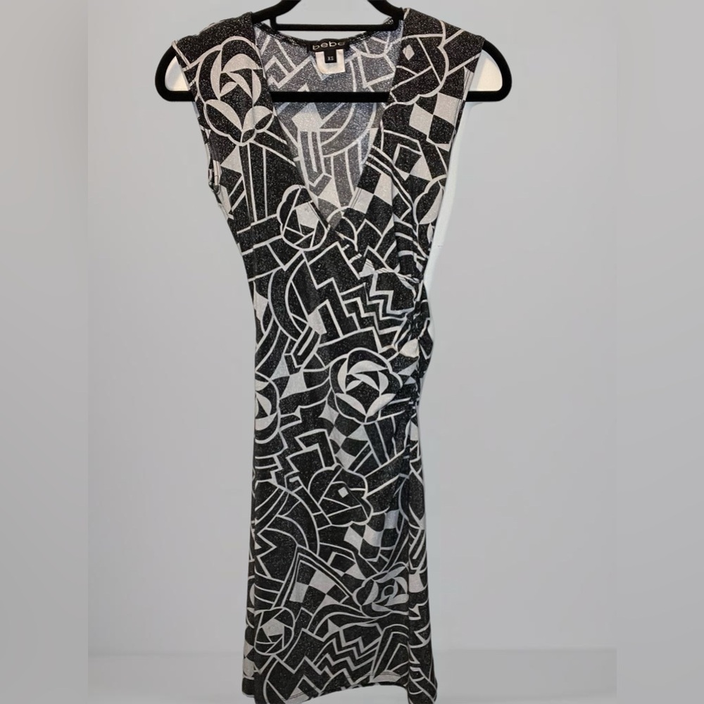 Vintage bebe (2000) sleeveless black and white form fitting cocktail dress